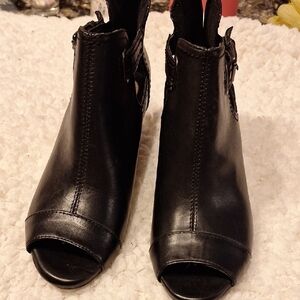 Earth Black Ankle Boots with Peep-Toe Design and Thick Heel